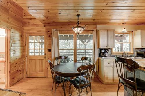 Cabin with Jacuzzi & Hydrotherapy SpaNear Helen Cabin with Jacuzzi & Hydrotherapy SpaNear Helen