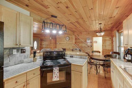 Cabin with Jacuzzi & Hydrotherapy SpaNear Helen Cabin with Jacuzzi & Hydrotherapy SpaNear Helen