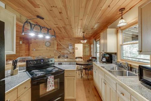 Cabin with Jacuzzi & Hydrotherapy SpaNear Helen Cabin with Jacuzzi & Hydrotherapy SpaNear Helen