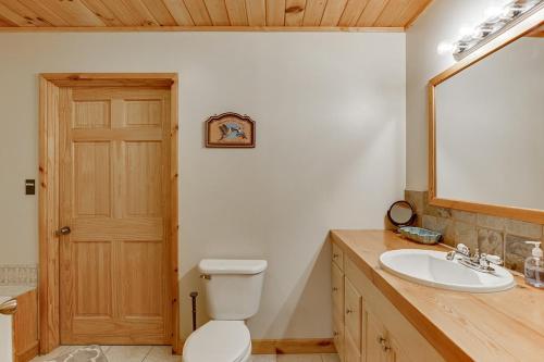 Cabin with Jacuzzi & Hydrotherapy SpaNear Helen Cabin with Jacuzzi & Hydrotherapy SpaNear Helen