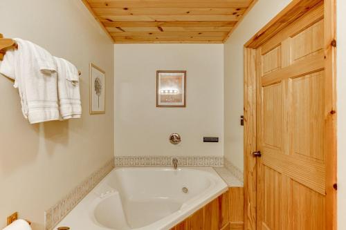 Cabin with Jacuzzi & Hydrotherapy SpaNear Helen Cabin with Jacuzzi & Hydrotherapy SpaNear Helen