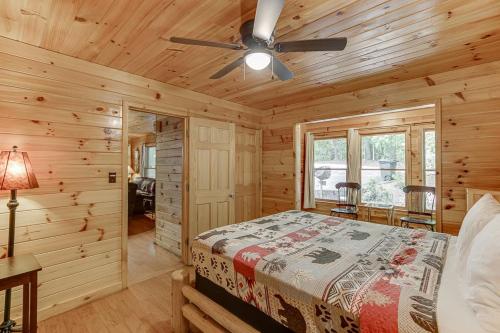 Cabin with Jacuzzi & Hydrotherapy SpaNear Helen Cabin with Jacuzzi & Hydrotherapy SpaNear Helen