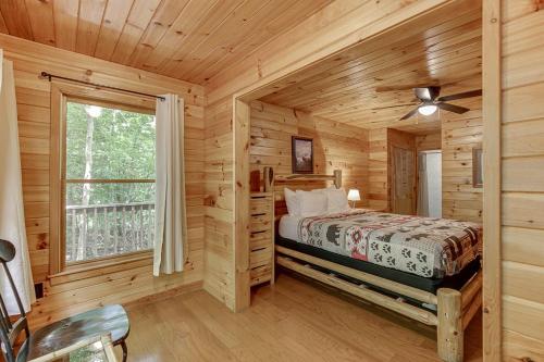 Cabin with Jacuzzi & Hydrotherapy SpaNear Helen Cabin with Jacuzzi & Hydrotherapy SpaNear Helen