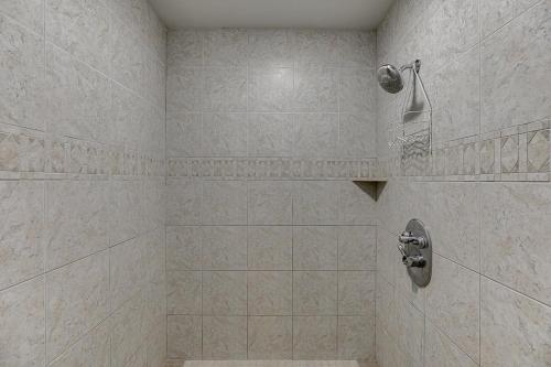 Cabin with Jacuzzi & Hydrotherapy SpaNear Helen Cabin with Jacuzzi & Hydrotherapy SpaNear Helen