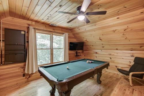 Cabin with Jacuzzi & Hydrotherapy SpaNear Helen Cabin with Jacuzzi & Hydrotherapy SpaNear Helen