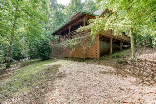 Cabin with Jacuzzi & Hydrotherapy SpaNear Helen Cabin with Jacuzzi & Hydrotherapy SpaNear Helen