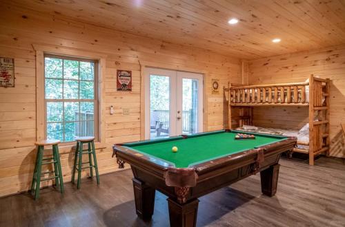 Cabin w Game Room Near Creek & Helen GA in Cornelia, USA