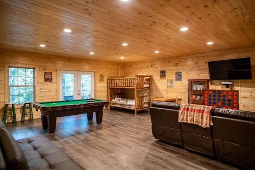 Cabin w Game Room Near Creek & Helen GA in Cornelia, USA