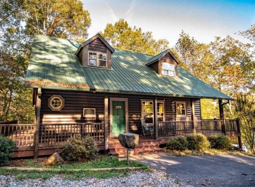 Cabin w Game Room Near Creek & Helen GA in Cornelia, USA