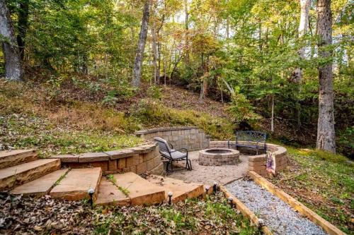 Cabin w Game Room Near Creek & Helen GA in Cornelia, USA