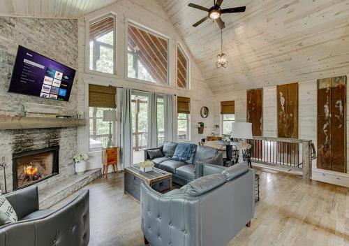 Spacious Cabin w Hot Tub Near Helen, GA