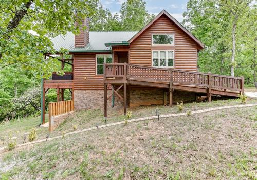 Spacious Cabin w Hot Tub Near Helen, GA