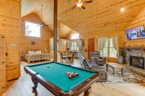 Romantic Cabin w Rain Shower & Spa Tub - Cornelia