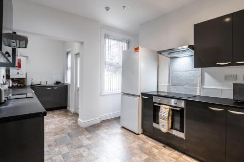 Huge 7 Bed Home For Groups, Liverpool (photo 7)
