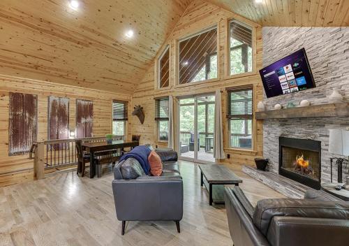 Cabin Near Helen, GA w Spa Amenities in Cornelia, USA
