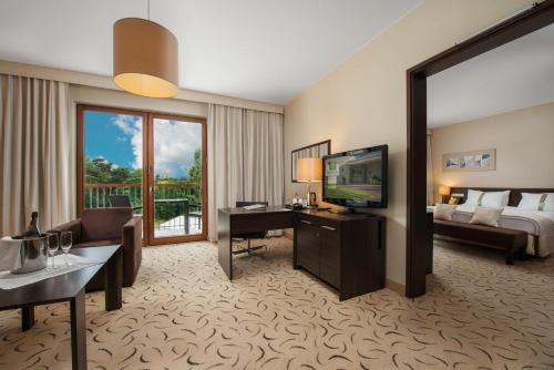 375325053 Holiday Inn Resort Warsaw Józefów by IHG