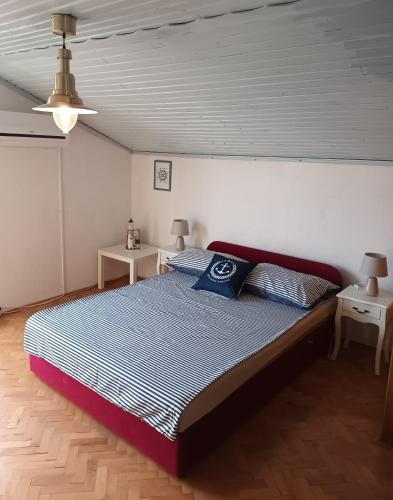 2 bedrooms, 5 beds