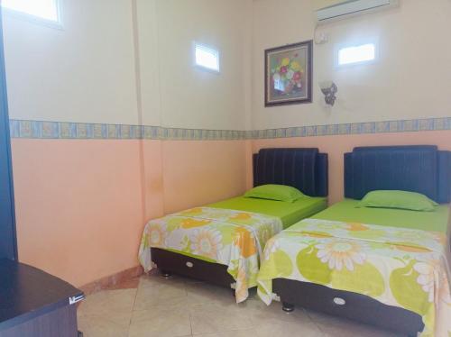2 twin beds