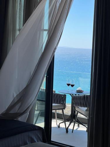 Deluxe Double Room with Balcony and Sea View image 8