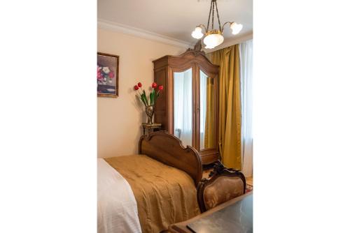 Downtown Antique Apartment