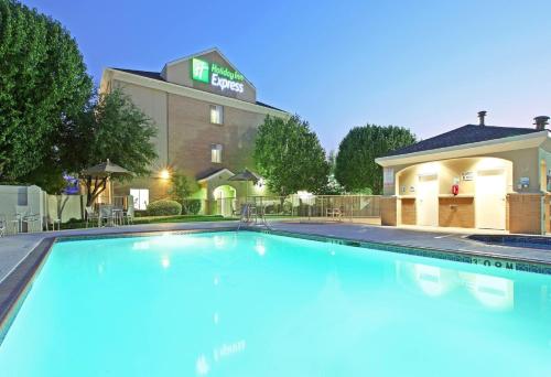 Holiday Inn Express & Suites DFW Airport - Grapevine, an IHG Hotel