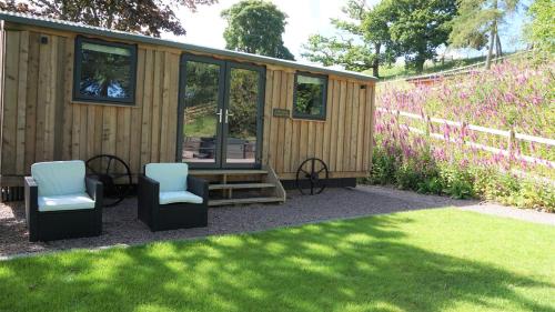 B&B Llanfyllin - Little Acorn - Luxury shepherd's hut / lodge with private hot tub and garden - Bed and Breakfast Llanfyllin