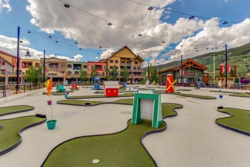 Luxury 1 Bedroom Mountain Condo In River Run Village With Expansive Mountain Views And Walking Distance To Ski Slopes in Keystone, USA