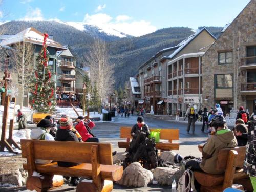 Luxury 1 Bedroom Mountain Condo In River Run Village With Expansive Mountain Views And Walking Distance To Ski Slopes in Keystone, USA