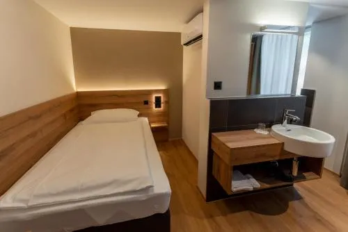 ZIEGELHÜSI Hotel - Self CheckIn, Stettlen bei Bern in Bern, Schweiz