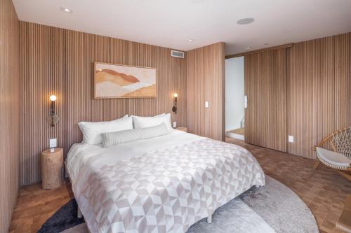 BRAND NEW LUXURY BEACHFRONT HOME @ MOONLIGHT BEACH in Encinitas, USA