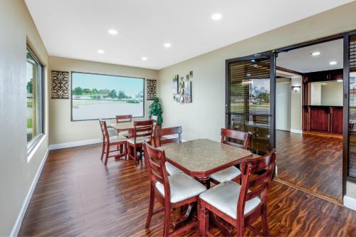 บริการและสิ่งอำนวยความสะดวก, เดย์ อินน์ บาย วินด์แฮม เซนต์โรเบิร์ต เวย์นสวิลล์/ฟอร์ตเลียวนาร์ด วูด (Days Inn by Wyndham St. Robert Waynesville/Ft. Leonard Wood) in เซนต์โรเบิร์ต (MO)