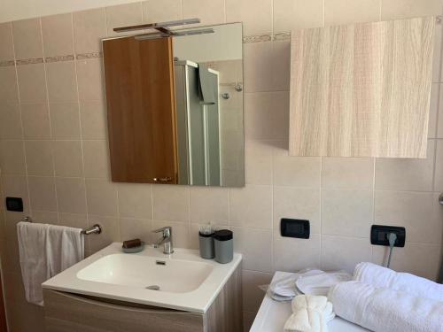 Bathroom, Iseo Lake apartment in Sulzano