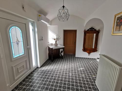 Charming village house with patio and garden in Словенське Коньїце