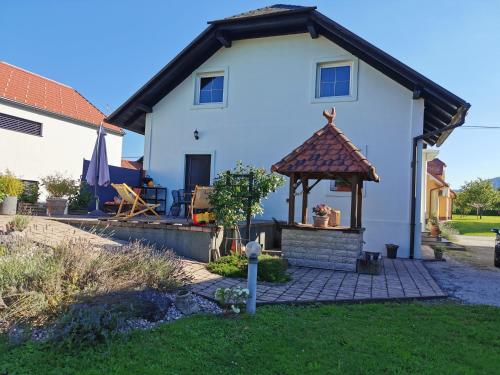Charming village house with patio and garden in Словенське Коньїце