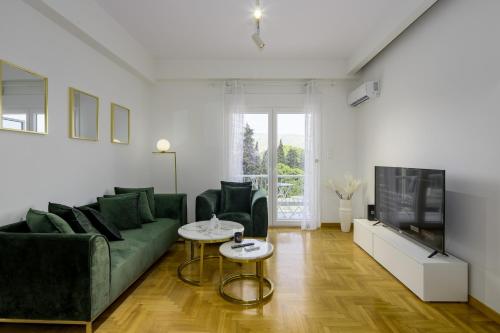 Lush Emerald apt steps from Acropolis & Plaka!, Athen