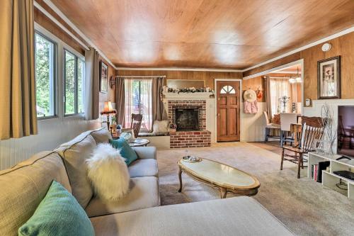 Cozy Crestline Cabin, Close to Lakes, Parks! in Crestline, USA