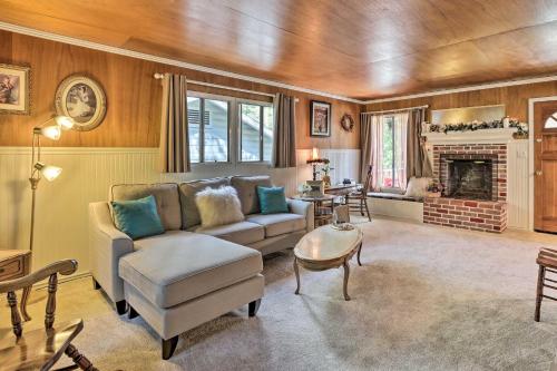 Cozy Crestline Cabin, Close to Lakes, Parks! in Crestline, USA