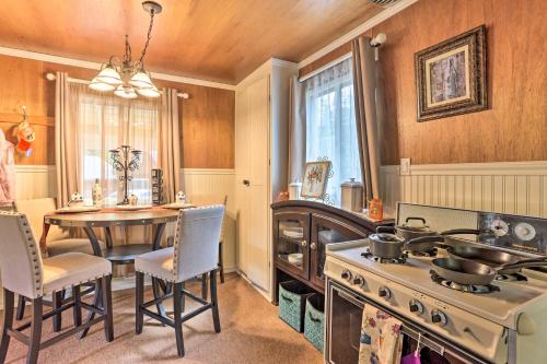 Cozy Crestline Cabin, Close to Lakes, Parks! in Crestline, USA