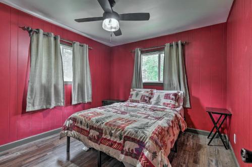 Tomahawk Cottage with Fire Pit and Lake Access! in Tomahawk, USA