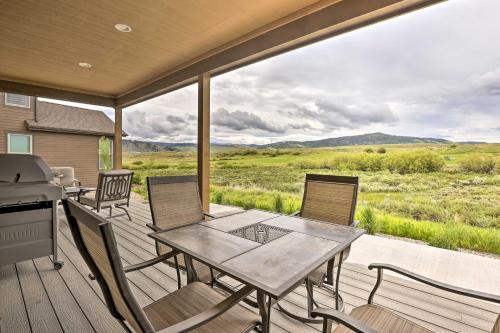Relaxing Granby Retreat with Deck, Grill and Mtn Views - Gränby