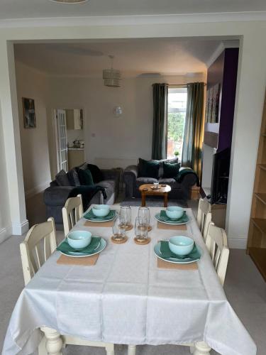 Selston House, 3 bedroom cosy cottage Home for up to 6 Guests, Cul-de-sac on Private road