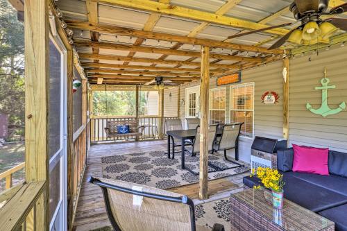 Cozy Steinhatchee House with Fire Pit and Grill!