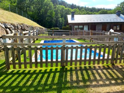  Preciosa planta baja con piscina in Caixáns