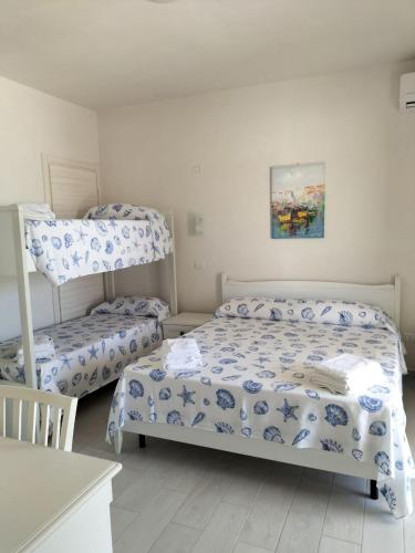 1 queen bed, 2 bunk beds