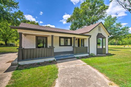 Bright Home with Fire Pit, Near Back 40 Trail!