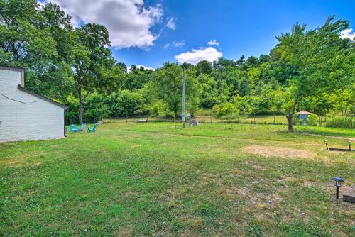 Bright Home with Fire Pit, Near Back 40 Trail!