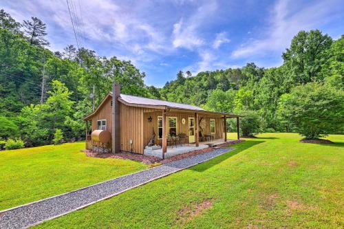 Marshall Cabin Retreat with Porch, On-Site Creek! in Hot Springs, Vereinigte Staaten von Amerika