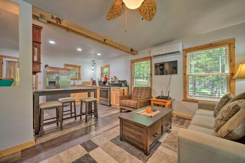 Waterfront Cottage in Fort Towson Dock and 2 Decks in Fort Towson, USA