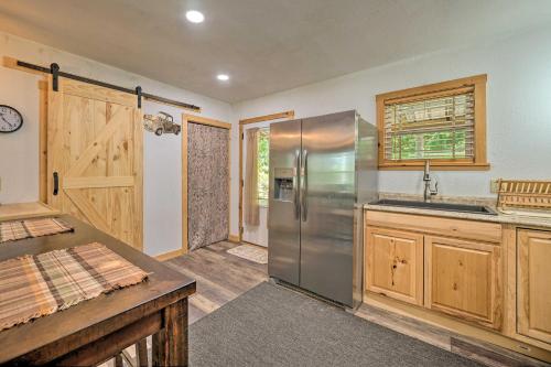 Waterfront Cottage in Fort Towson Dock and 2 Decks in Fort Towson, USA