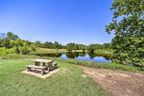 Stunning Oklahoma Home about 3 Mi to Spiro Mounds